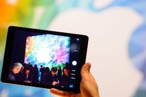 اپل از جمع بزرگان بیرون میرود