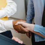 تفاوتهای فروش سرد و فروش گرم؛ کدام استراتژی مناسب کسبکار ماست؟